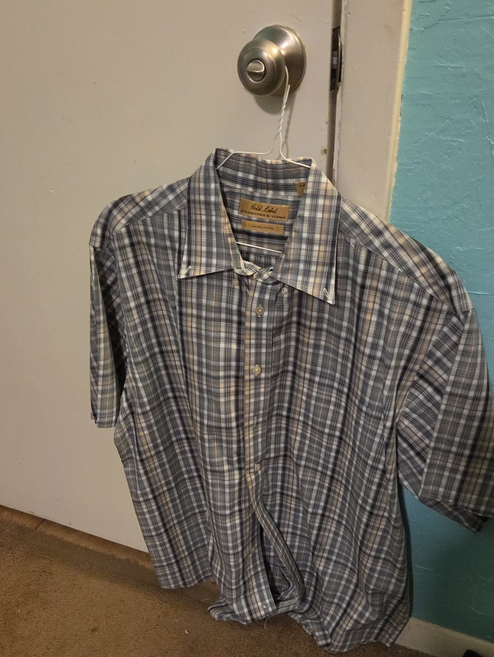 Roundtree & Yorke Blue and Gray Plaid Short-Sleeve Button-Down Shirt